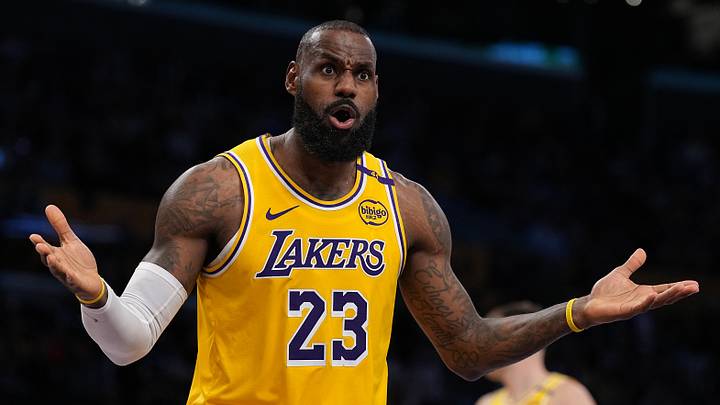 Golden State Warriors v Los Angeles Lakers