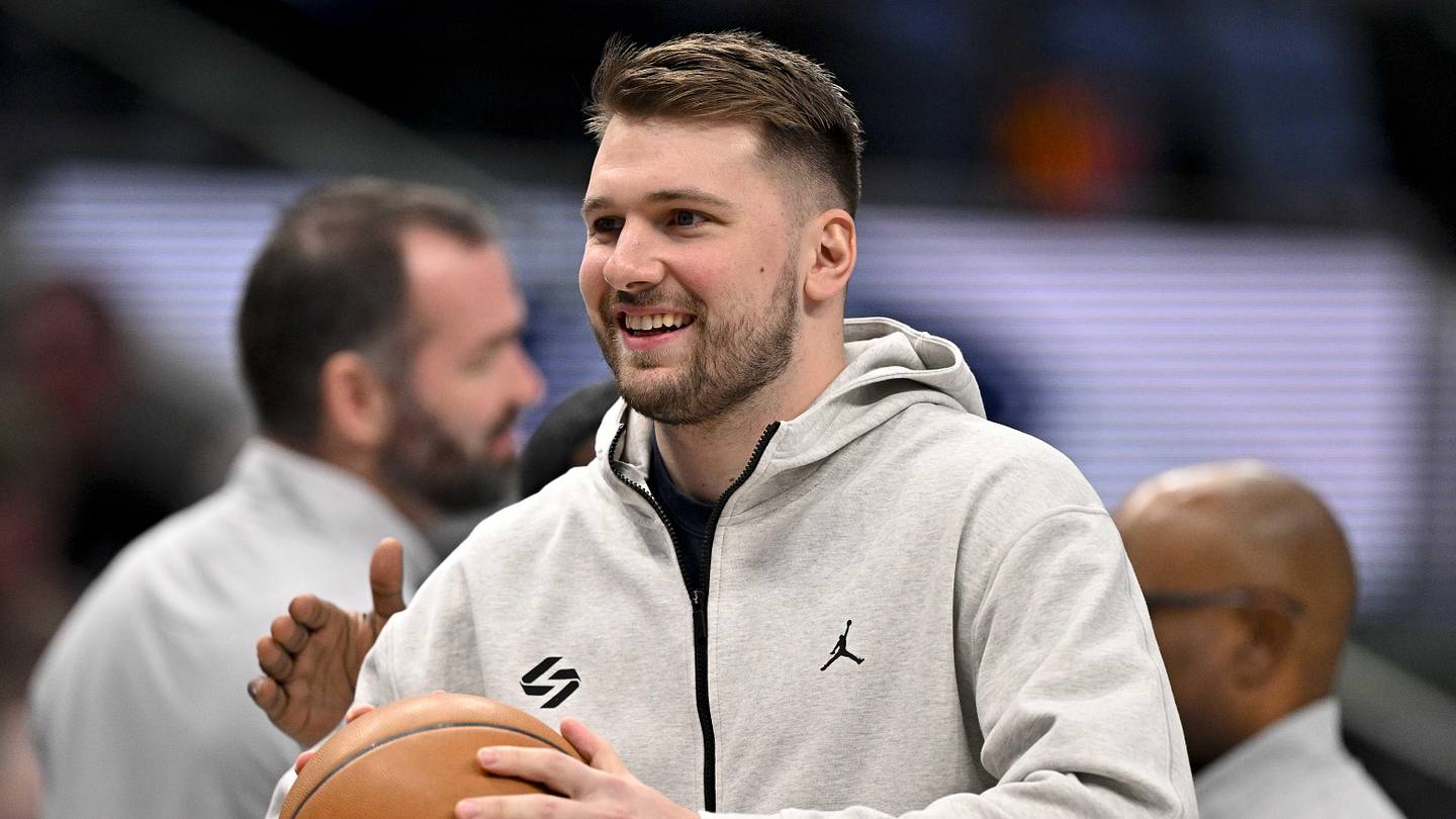 Luka Doncic Gives Lakers Fans Brief Message After Landing in Los Angeles