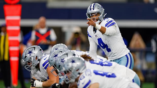 dak-prescott-cowboys-under-center-pointing
