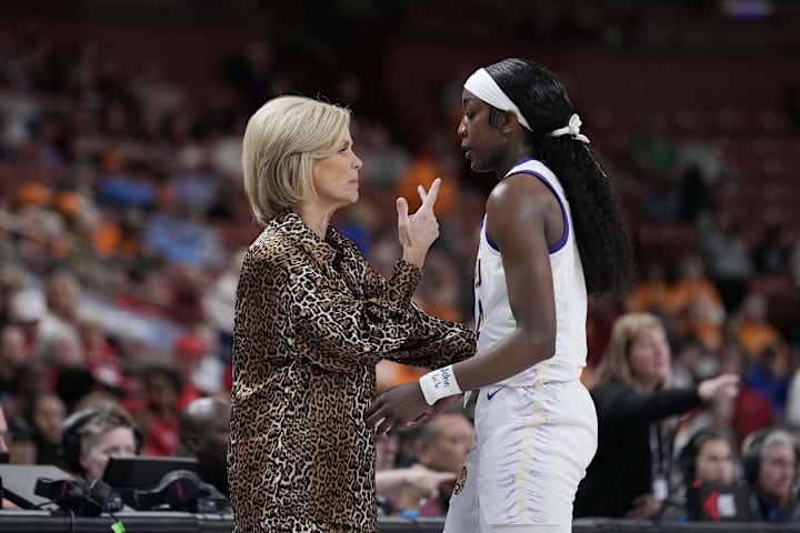 SU Lady Tigers head coach Kim Mulkey talks with guard Flau'jae Johnson.