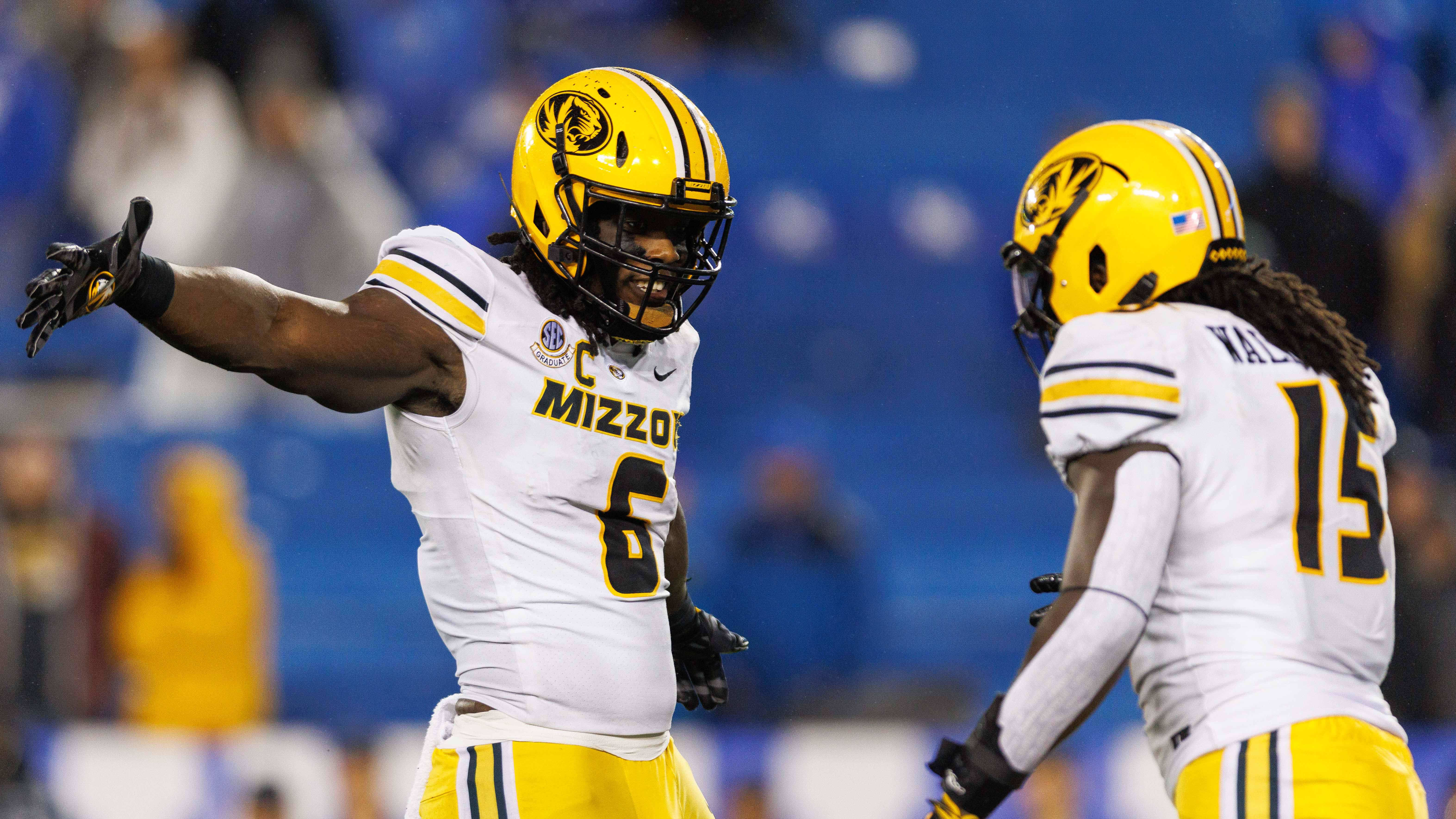 Missouri Tigers defensive lineman Darius Robinson (6).