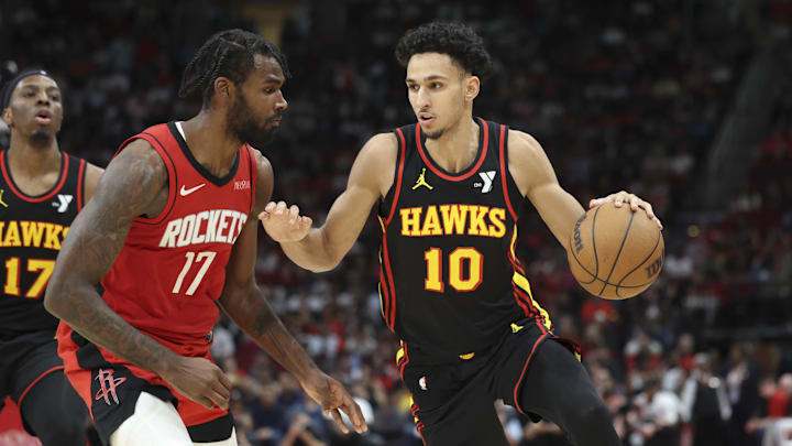 25 mars 2025 ; Houston, Texas, États-Unis ; L'attaquant des Atlanta Hawks Zaccharie Risacher (10) contrôle le ballon tandis que l'attaquant des Houston Rockets Tari Eason (17) défend le ballon au cours du quatrième quart-temps au Toyota Center. Crédit obligatoire : Troy Taormina-Imagn Images
