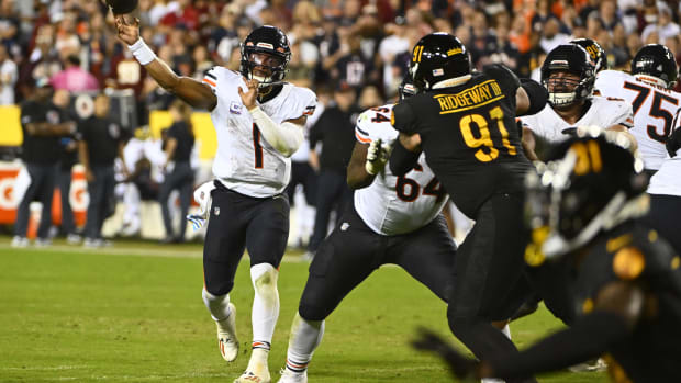 Washington defensive tackle John Ridgeway (91) applies pressure on Chicago Bears quarterback Justin Fields (1) 