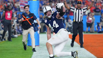 Dec 31, 2024; Glendale, AZ, USA; Penn State Nittany Lions tight end Tyler Warren (44) makes a touchdown catch against the Boise State Broncos during the second half in the Fiesta Bowl at State Farm Stadium. Mandatory Credit: Joe Camporeale-Imagn Images