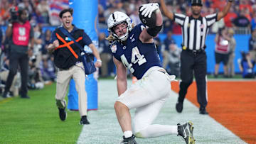 Dec 31, 2024; Glendale, AZ, USA; Penn State Nittany Lions tight end Tyler Warren (44) makes a touchdown catch against the Boise State Broncos during the second half in the Fiesta Bowl at State Farm Stadium. Mandatory Credit: Joe Camporeale-Imagn Images