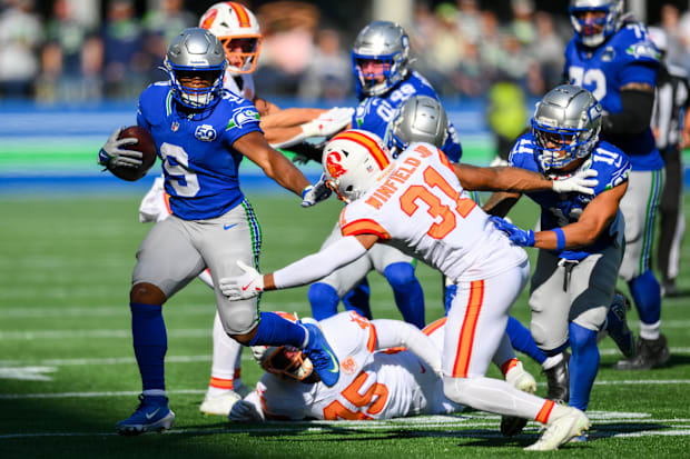 Seattle Seahawks running back Kenneth Walker III (9) carries the ball against the Tampa Bay Buccaneers