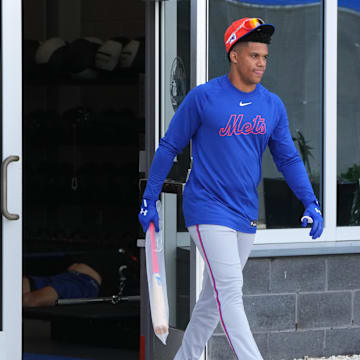 Soto walks to practice on the first day of Mets spring training.