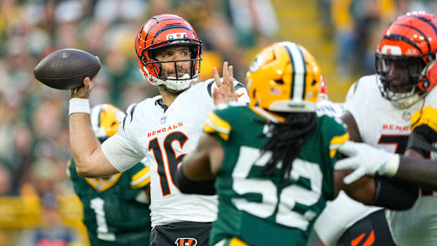 Joe Flacco throws a pass for the Bengals.