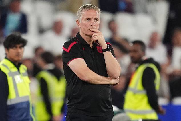 Wrexham manager Phil Parkinson during the Sky Bet Championship match at the London Stadium.