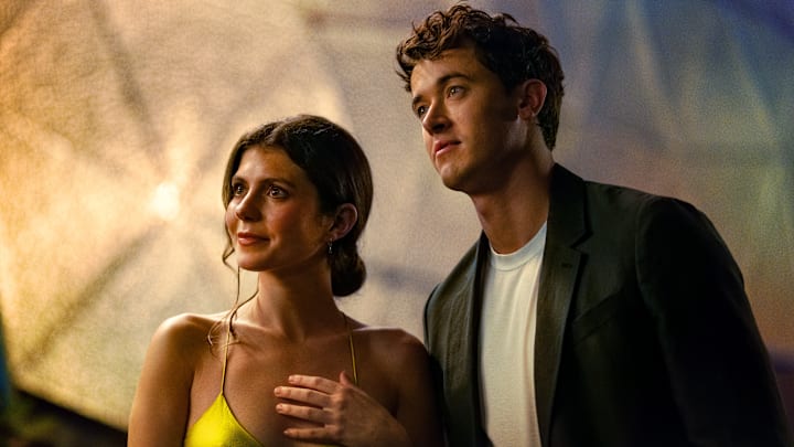 (L-R) Emily Bader as Poppy and Tom Blyth as Alex in People We Meet on Vacation