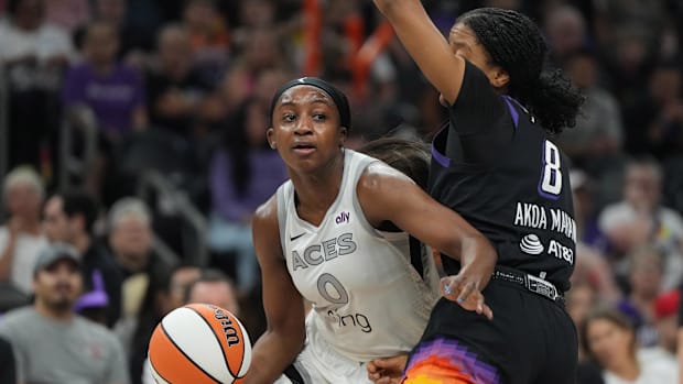 A photo of Jackie Young being guarded by Monique Akoa Makani