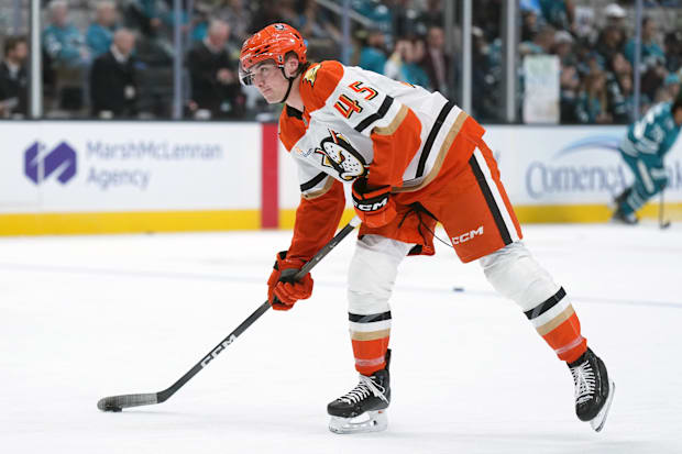 Hockey player shoots puc