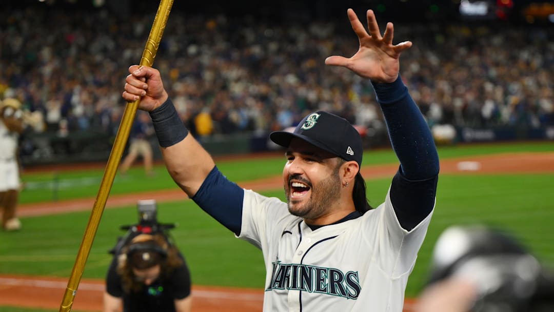 Suárez hit the game-deciding grand slam in the seventh inning to lift the Mariners to a 6–2 win in Game 5 of the ALCS.