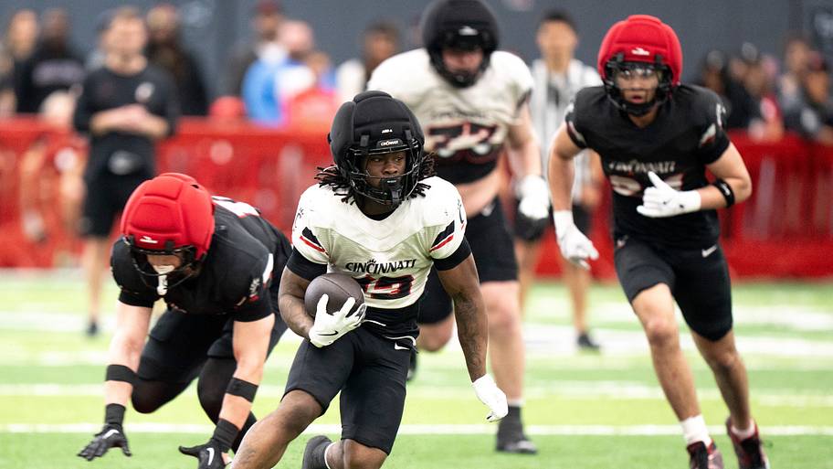 Cincinnati Bearcats running back Zion Johnson runs with the ball during the Cincinnati Bearcats Spring Showcase.