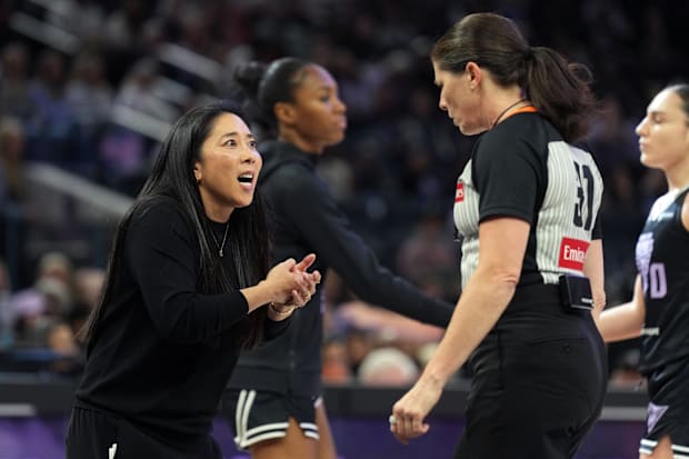 Golden State Valkyries head coach Natalie Nakase argues with referee Amy Bonner. 