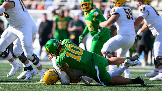 Oregon Ducks defensive end Matayo Uiagalelei sacks Idaho Vandals quarterback Jack Layne.