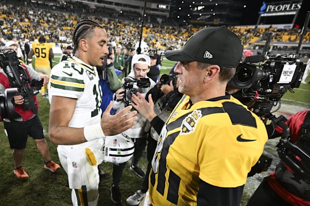 Steelers quarterback Aaron Rodgers (8) and Green Bay Packers quarterback Jordan Love (10) shake hands
