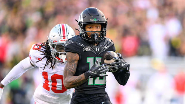 Oregon Ducks wide receiver Tez Johnson (15) makes a catch for a touchdown during the second quarter against Ohio State