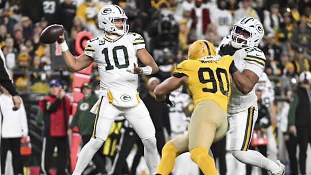 Packers quarterback Jordan Love (10) passes against Pittsburgh Steelers 