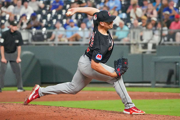 Erik Sabrowski throws a pitch 