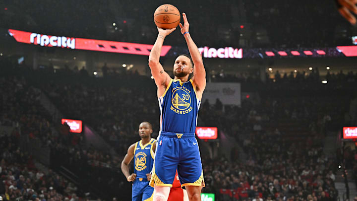 Stephen Curry quedó a un rebote del triple doble en la paliza de los Golden State Warriors sobre los Portland Trail Blazers el miércoles por la noche Stephen Curry quedó a un rebote del triple doble en la paliza de los Golden State Warriors sobre los Portland Trail Blazers el miércoles por la noche