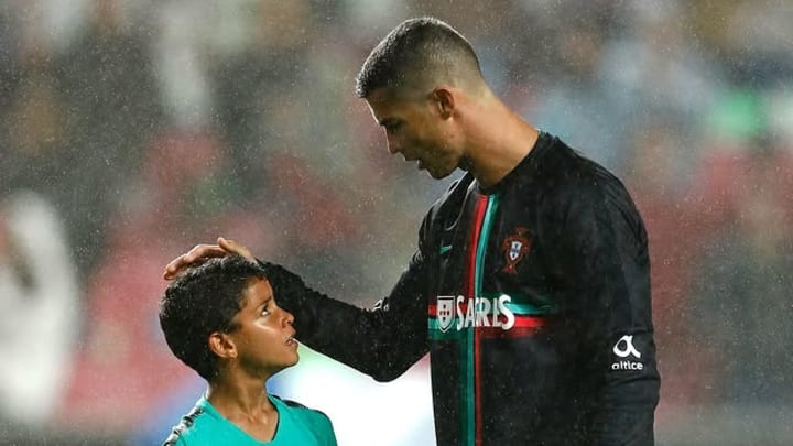 Cristiano Ronaldo, junto a su hijo Cristiano dos Santos.