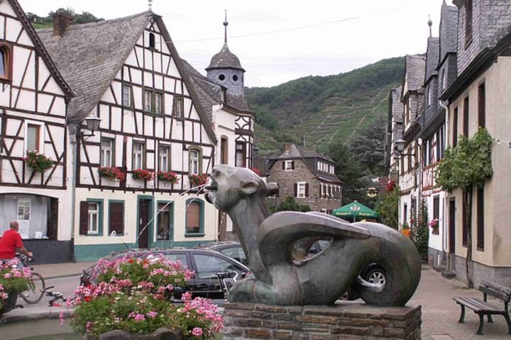 A sculpture of a tatzelwurm.
