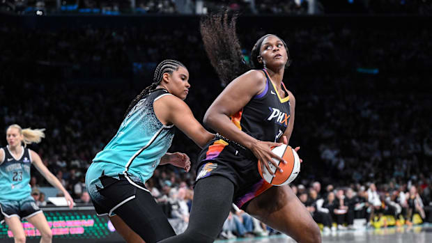 A photo of Kalani Brown posting up Nyara Sabally