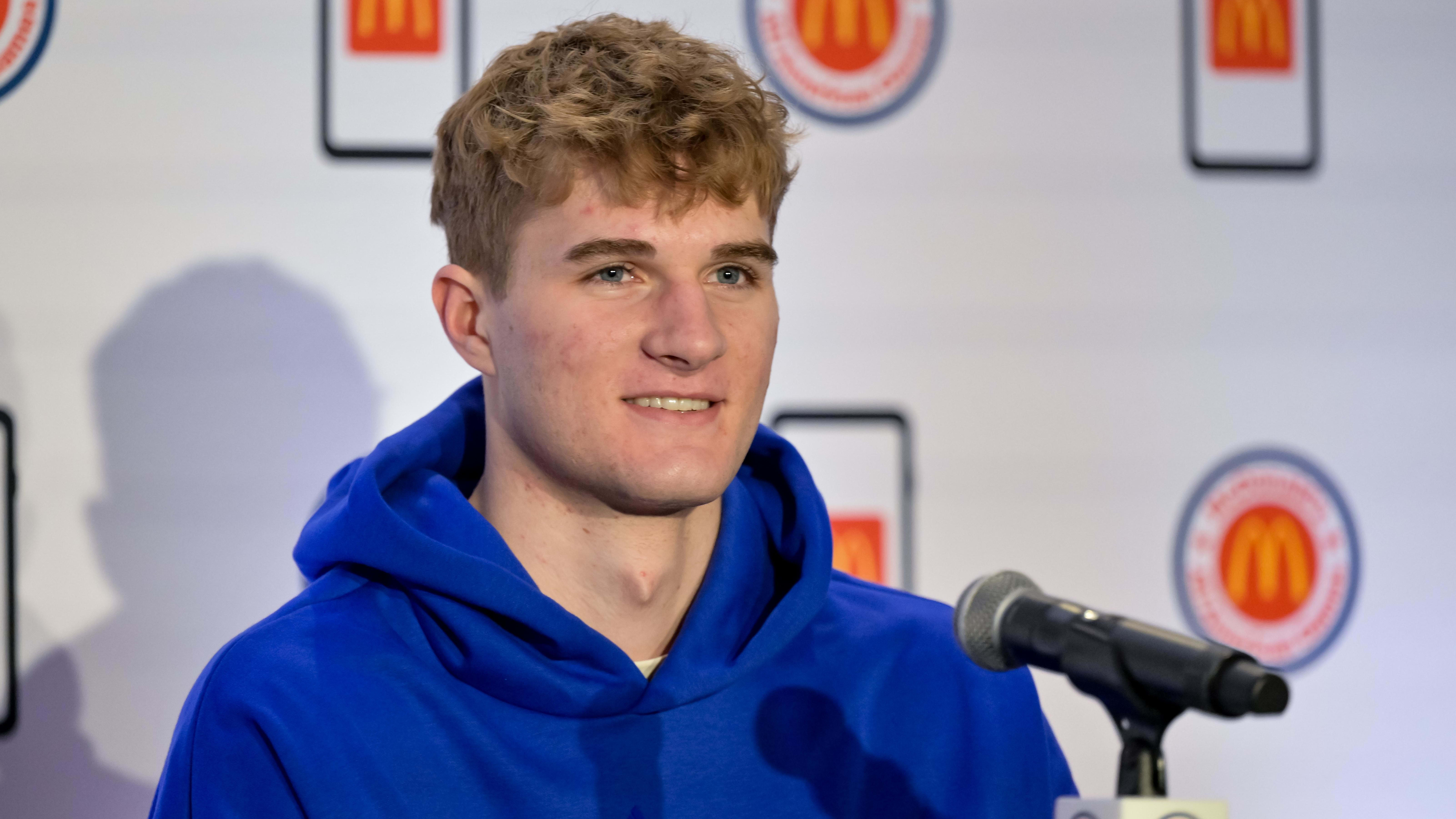 McNeeley, a five-star prospect, chose the Huskies after reopening his recruitment this spring.