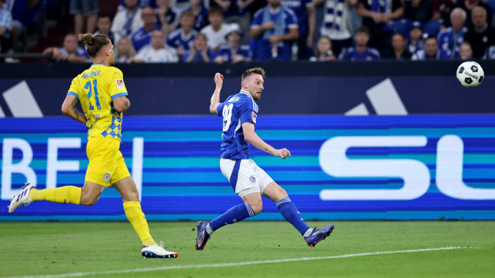 FC Schalke 04 v Eintracht Braunschweig - 2. Bundesliga