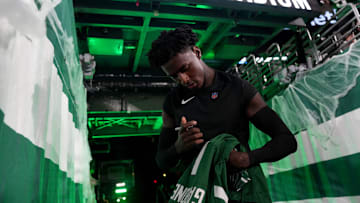 New York Jets cornerback Sauce Gardner (1) signs an autograph for a fan before the game, Thursday, October 31, 2024, in East Rutherford.