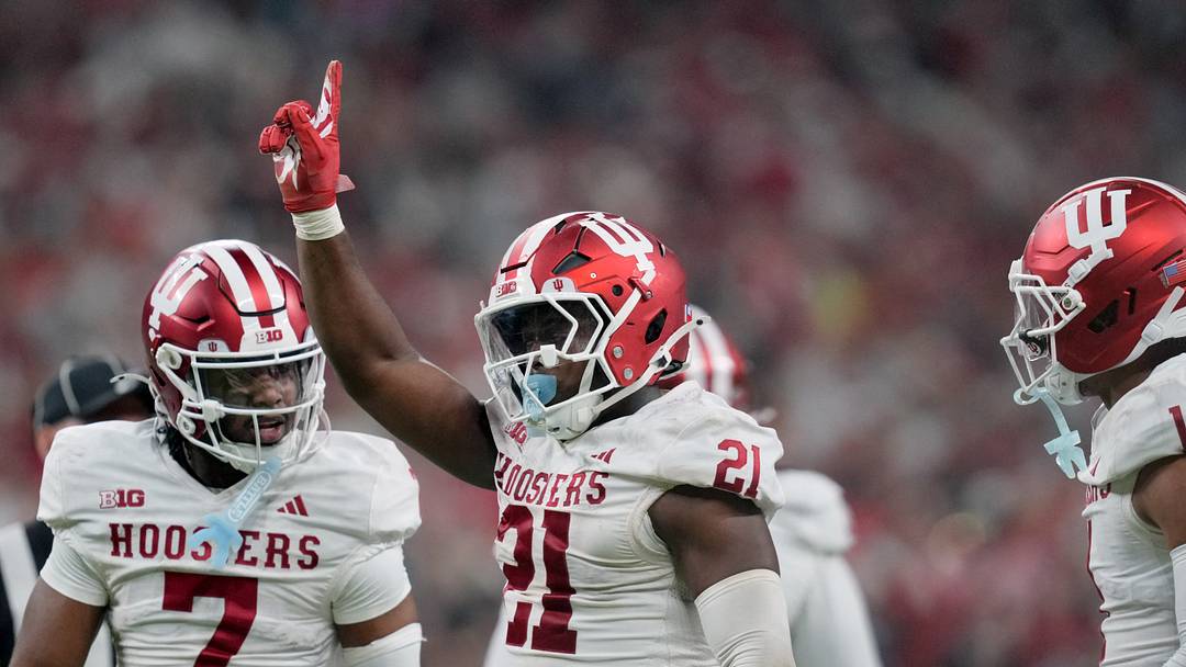 Dec 6, 2025; Indianapolis, IN, USA; Indiana Hoosiers linebacker Rolijah Hardy (21) reacts in the third quarter against the Ohio State Buckeyes during the 2025 Big Ten championship game at Lucas Oil Stadium. Mandatory Credit: Aaron Doster-Imagn Images Dec 6, 2025; Indianapolis, IN, USA; Indiana Hoosiers linebacker Rolijah Hardy (21) reacts in the third quarter against the Ohio State Buckeyes during the 2025 Big Ten championship game at Lucas Oil Stadium. Mandatory Credit: Aaron Doster-Imagn Images