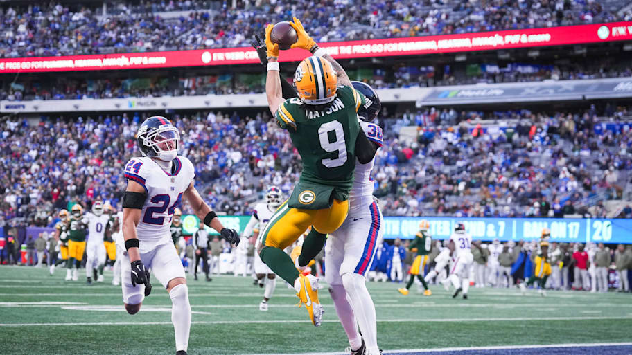 Green Bay  (9) catches the ball