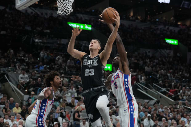 San Antonio Spurs forward Zach Collins (23) goes up for a shot in front of Philadelphia 76ers center Mo Bamba (5)