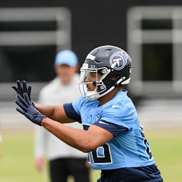 Tennessee Titans running back Kalel Mullings makes a catch as he goes through drills. Mandatory Credit: Steve Roberts-Imagn Images