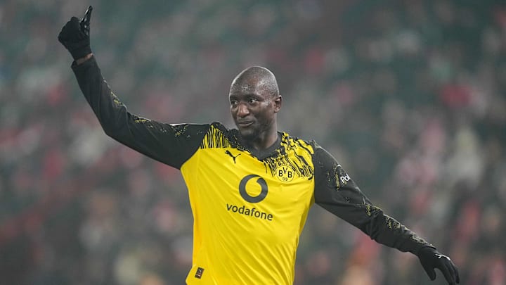 Borussia Dortmund joga ao lado da torcida no encerramento da fase de liga