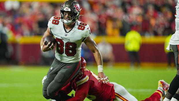 Tampa Bay Buccaneers tight end Cade Otton (88) is tackled by Kansas City Chiefs defensive tackle Tershawn Wharton (98).