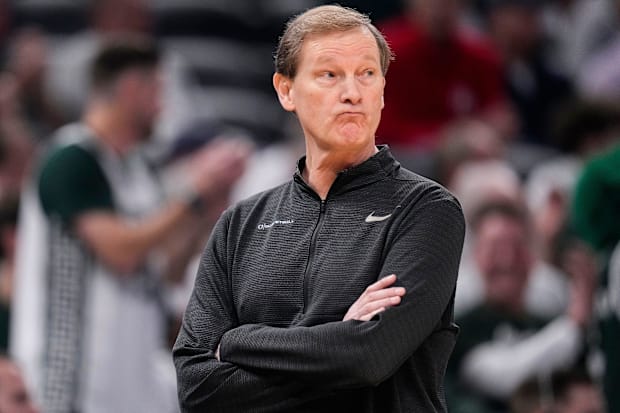 Oregon Ducks head coach Dana Altman reacts to a missed three-pointer.