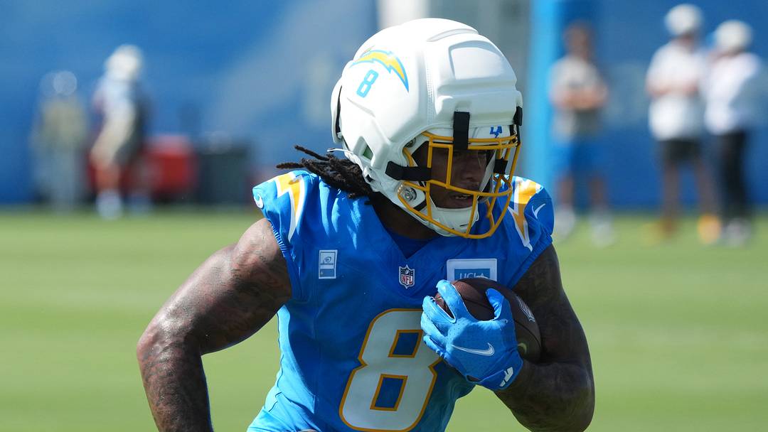 Los Angeles Chargers running back Omarion Hampton (8) carries the ball at training camp at The Bolt. 