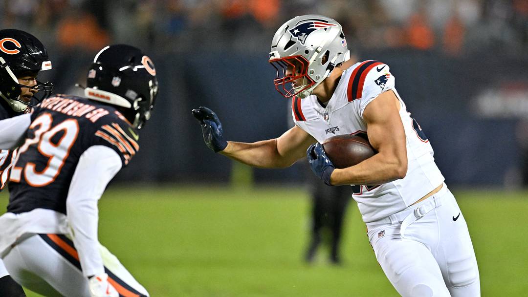 Oct 22, 2026; Chicago, Illinois, USA; New England Patriots tight end Eli Raridon (82) runs the ball against Chicago Bears defensive back Tyrique Stevenson (29) during the first half at Soldier Field. Mandatory Credit: Patrick Gorski-Imagn Images Oct 22, 2026; Chicago, Illinois, USA; New England Patriots tight end Eli Raridon (82) runs the ball against Chicago Bears defensive back Tyrique Stevenson (29) during the first half at Soldier Field. Mandatory Credit: Patrick Gorski-Imagn Images