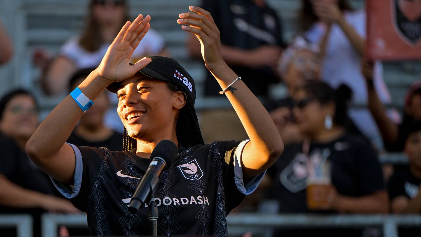 2010年代のリトルリーグスターであるMo’ne Davisは、女子プロ野球リーグに試してみる