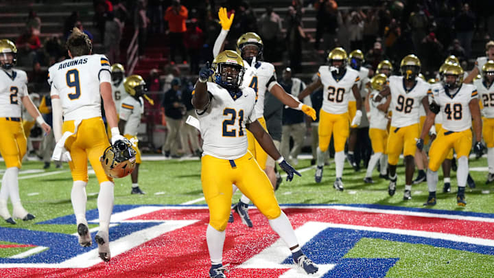 St. Thomas Aquinas defeated the Manatee Hurricanes 16-13 on Friday night, in Bradenton to advance to state championship.