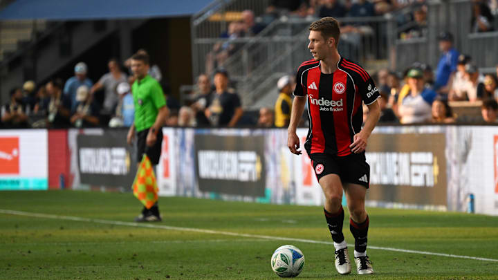 Elias Baum im Frankfurt-Trikot in der Vorbereitung