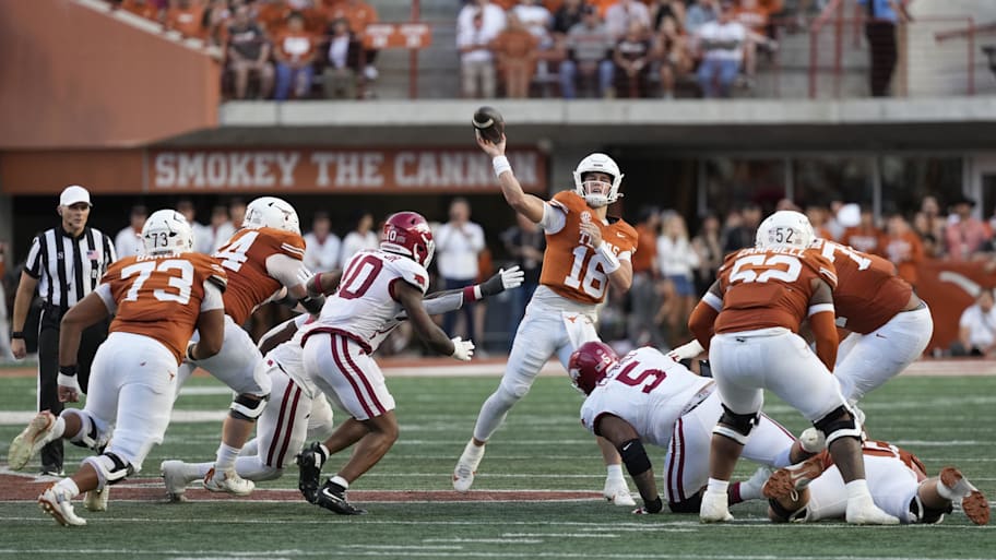 Texas Longhorns quarterback Arch Manning throws a pass 