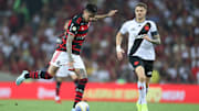 Vasco e Flamengo se enfrentam no Estádio Nilton Santos