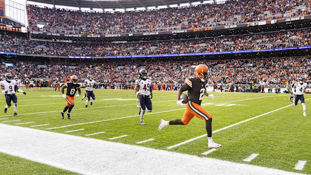 Cleveland Browns wide receiver Amari Cooper runs the ball along the sideline for a touchdown against the Chicago Bears