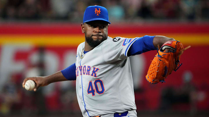 Aug 28, 2024; Phoenix, Arizona, USA; New York Mets pitcher Luis Severino (40) pitches against the Arizona Diamondbacks during the third inning at Chase Field. Mandatory Credit: Joe Camporeale-Imagn Images