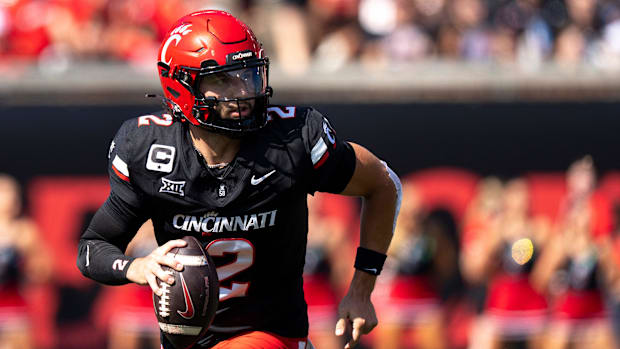Cincinnati Bearcats quarterback Brendan Sorsby (2) rolls out of the pocket in the first quarter 