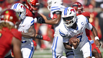 Oct 5, 2024; Louisville, Kentucky, USA;  Southern Methodist Mustangs quarterback Kevin Jennings (7) runs the ball against the Louisville Cardinals during the first quarter at L&N Federal Credit Union Stadium. Mandatory Credit: Jamie Rhodes-Imagn Images