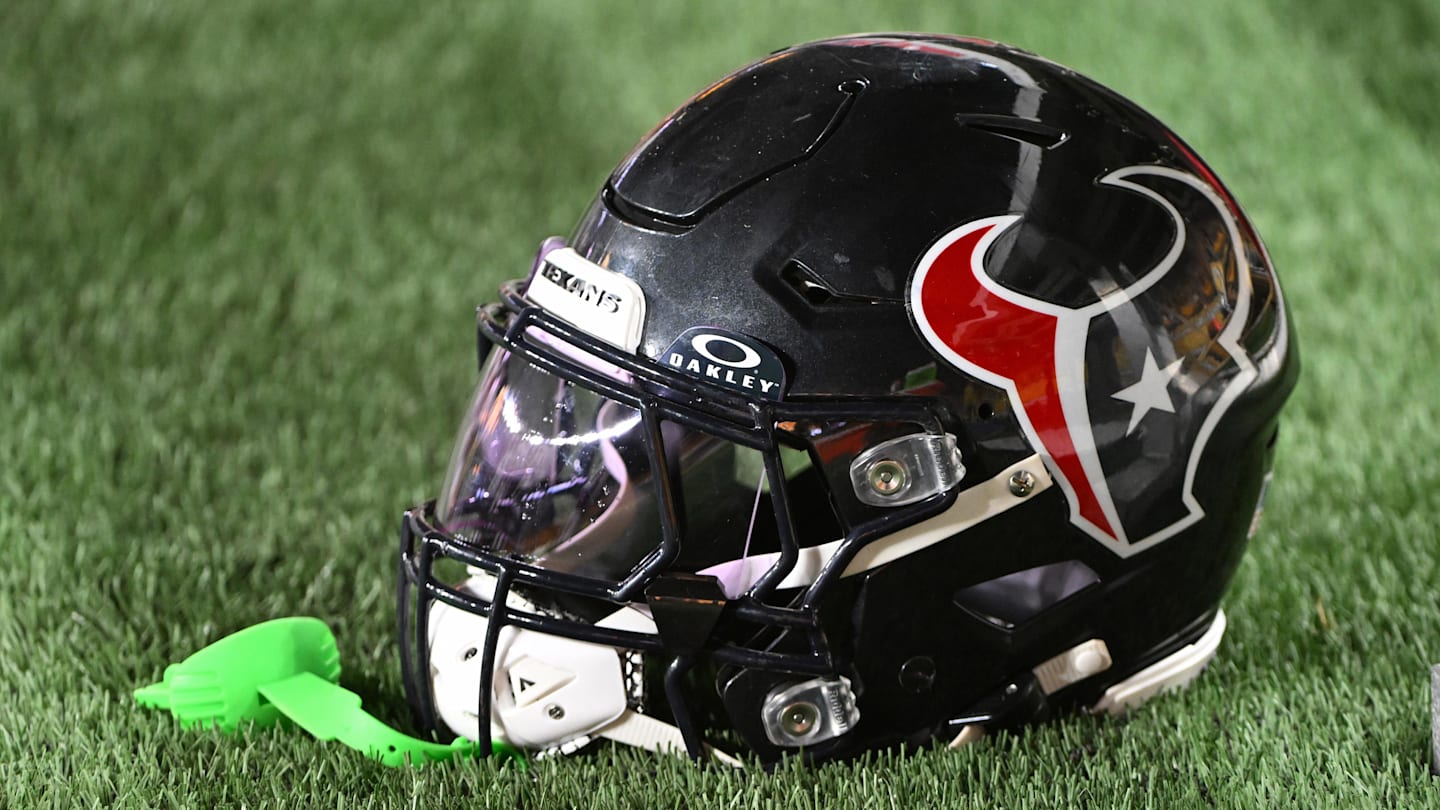 Steelers Sign Former Texans Guard Nick Broeker